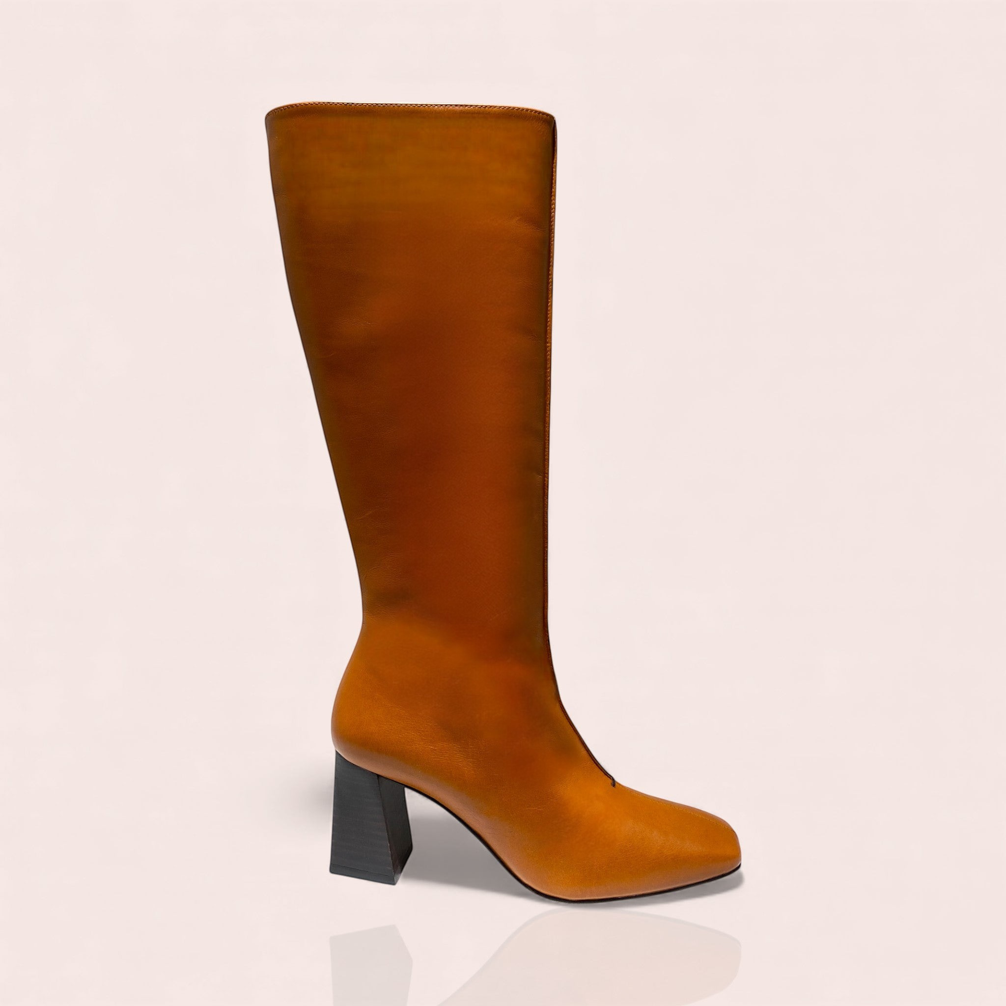 Botte haute femme en cuir souple camel avec talon original noir de 70mm, design épuré et élégant