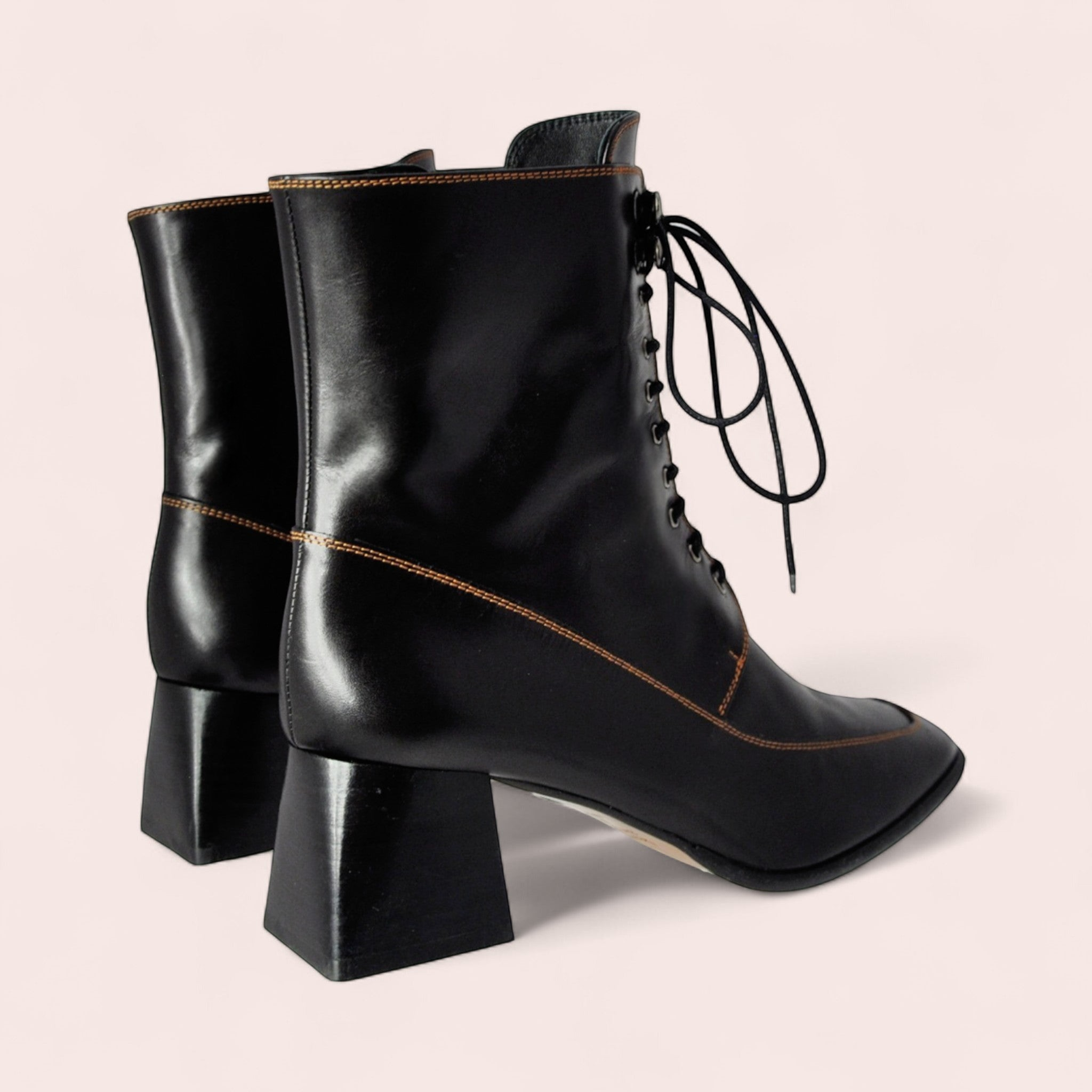 Bottines Edith en cuir noir à lacets, bout carré et talon bloc de 50mm avec surpiqûres contrastées