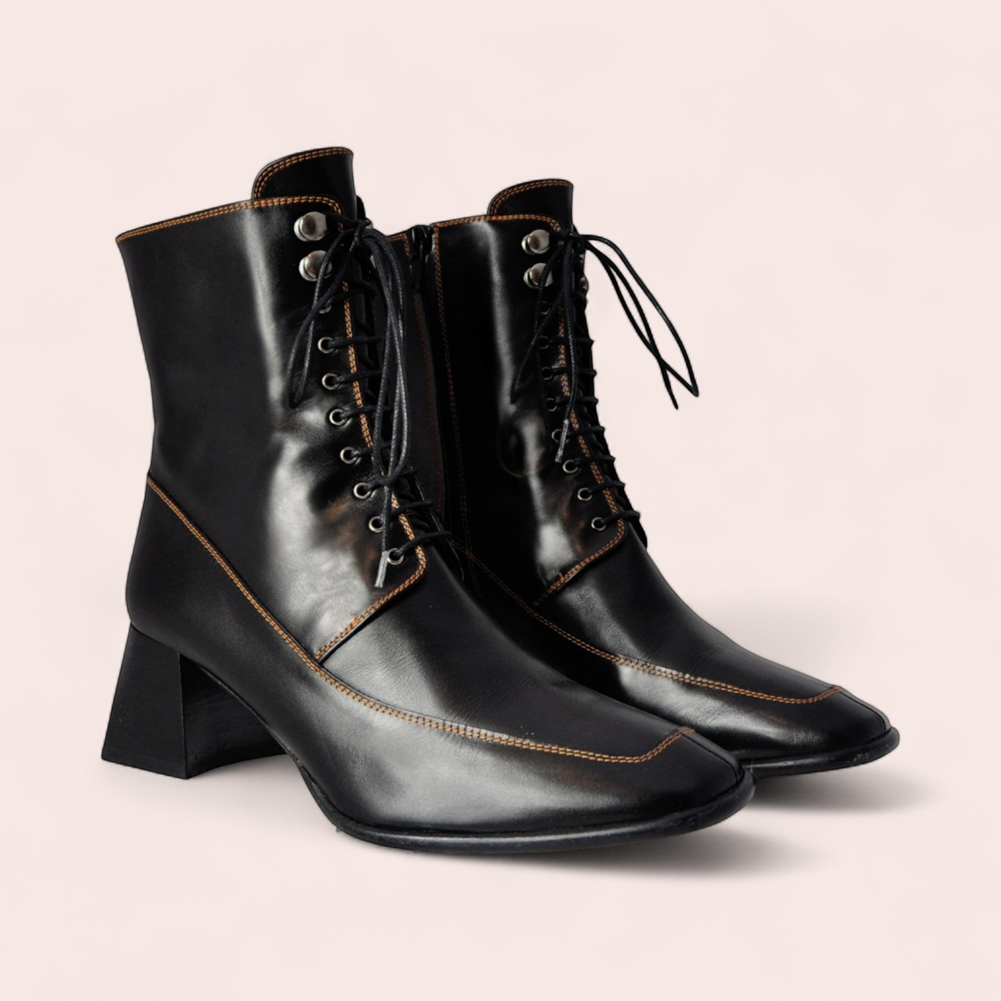 Bottines Edith Karine Arabian en cuir noir à lacets, bout carré, surpiqûres contrastées et talon bloc de 50mm