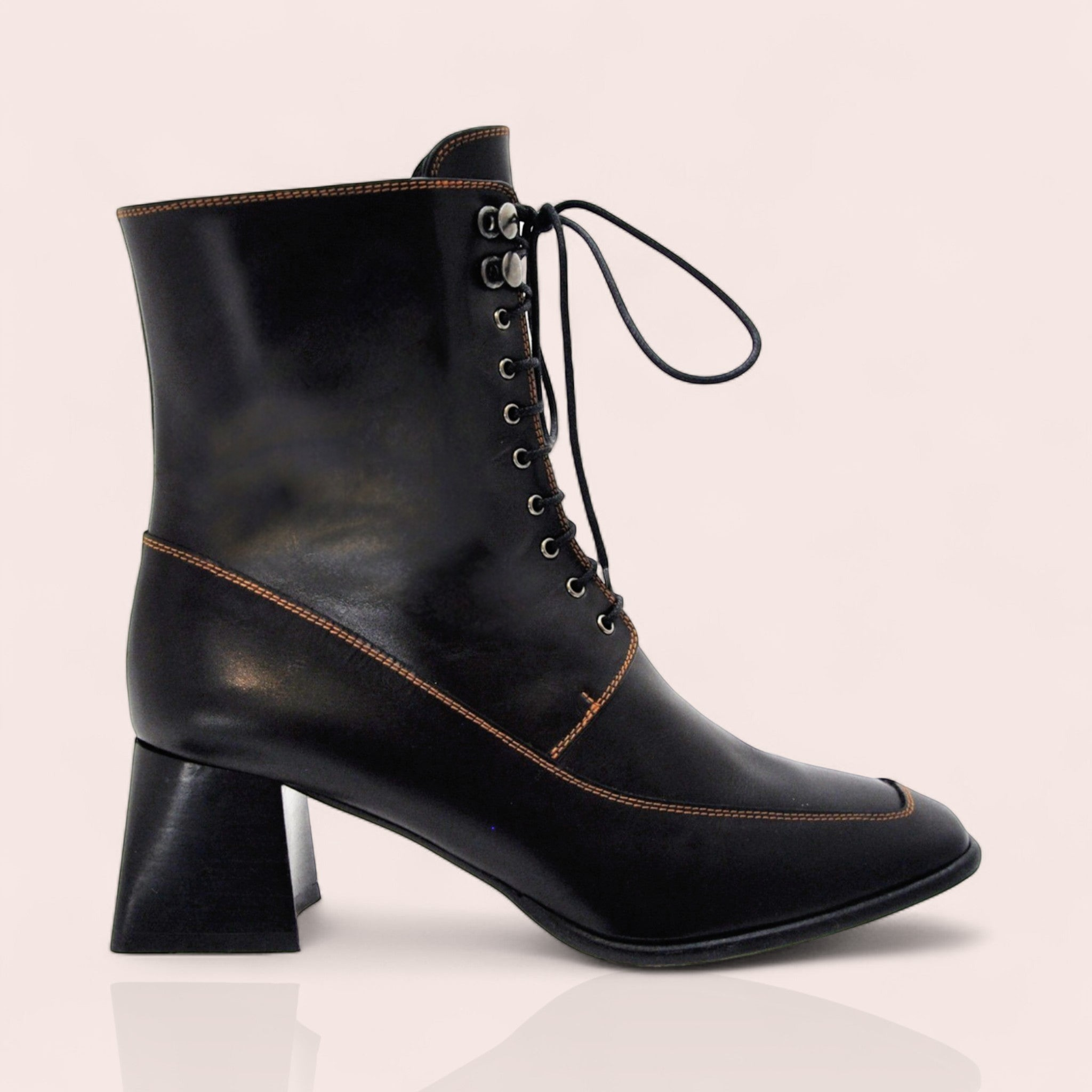 Bottines Edith en cuir noir à lacets, bout carré, surpiqûres contrastées et talon bloc de 50mm