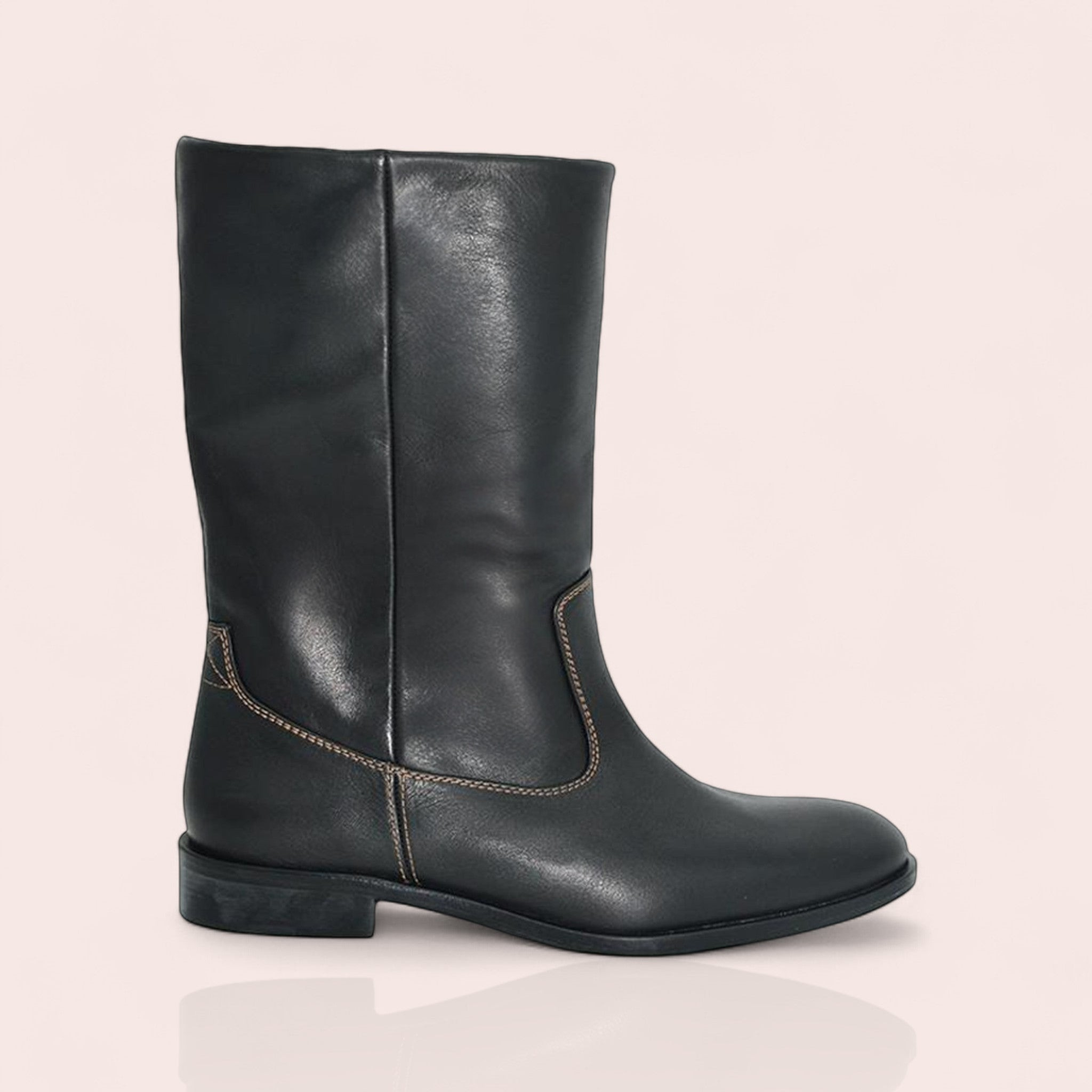 Botte Lennox noire en cuir lisse avec surpiqûres contrastées camel et talon de 30mm, style cavalière moderne
