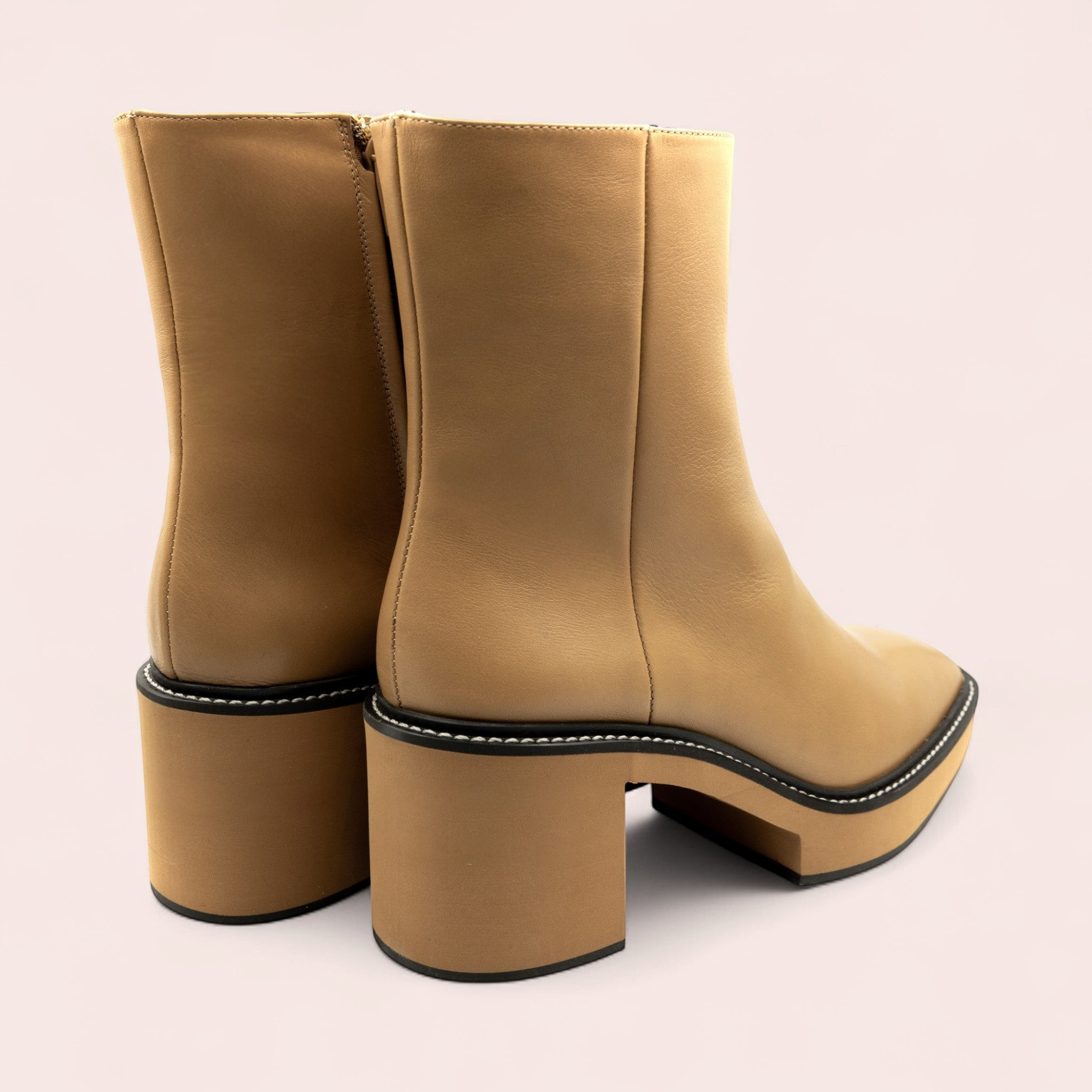 Bottines Lyndon en cuir lisse camel avec semelle compensée légère de 70mm et surpiqûres contrastées, vue arrière
