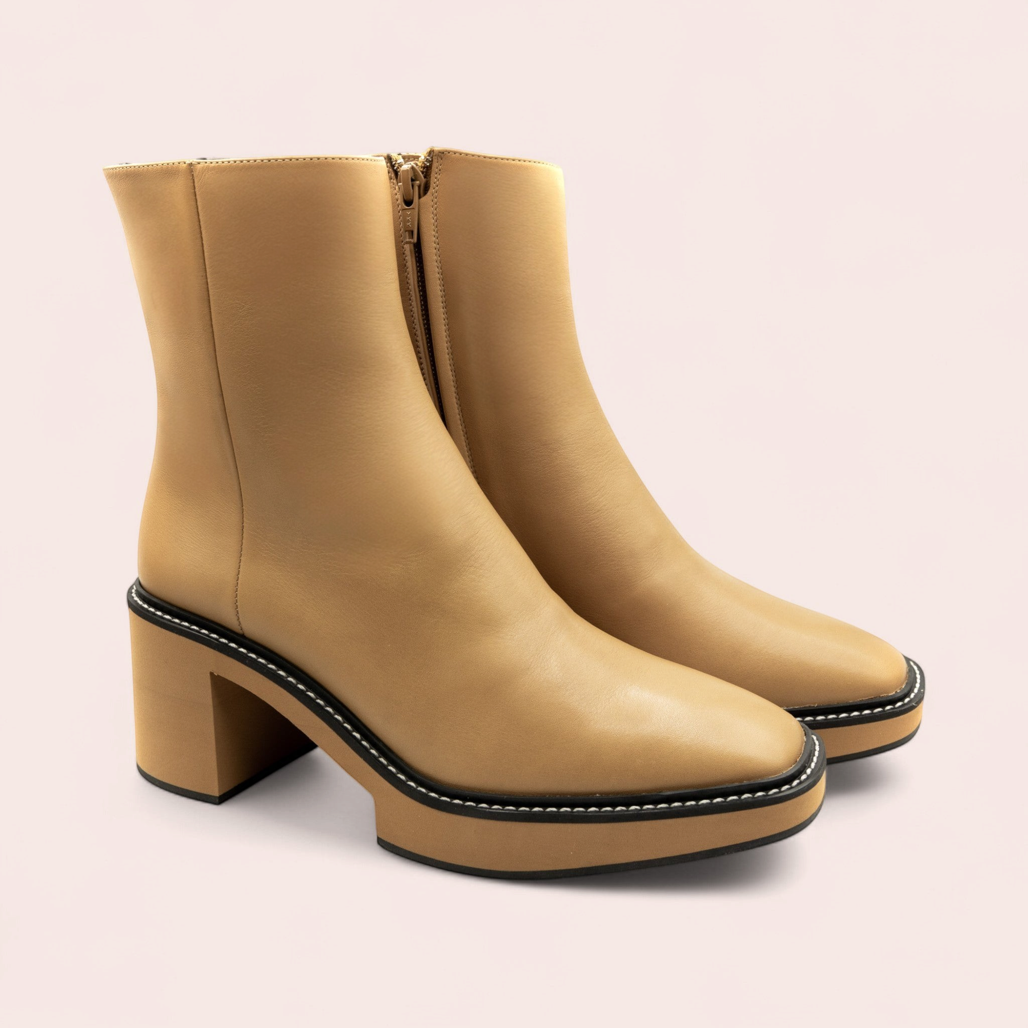 Bottines Lyndon en cuir lisse camel avec semelle compensée légère, trépointe noire contrastée et fermeture éclair latérale