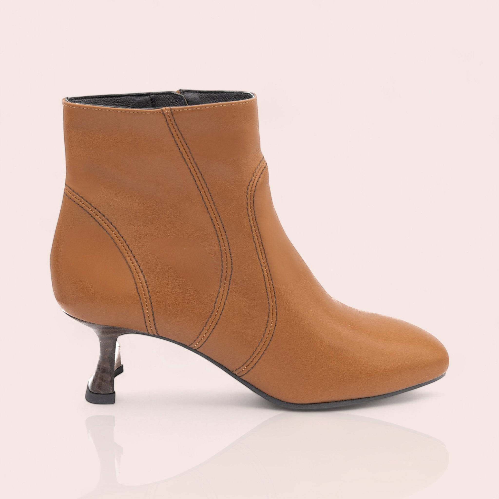 Bottine MEG en cuir lisse camel avec surpiqûres contrastées et talon original de 50mm, vue de profil
