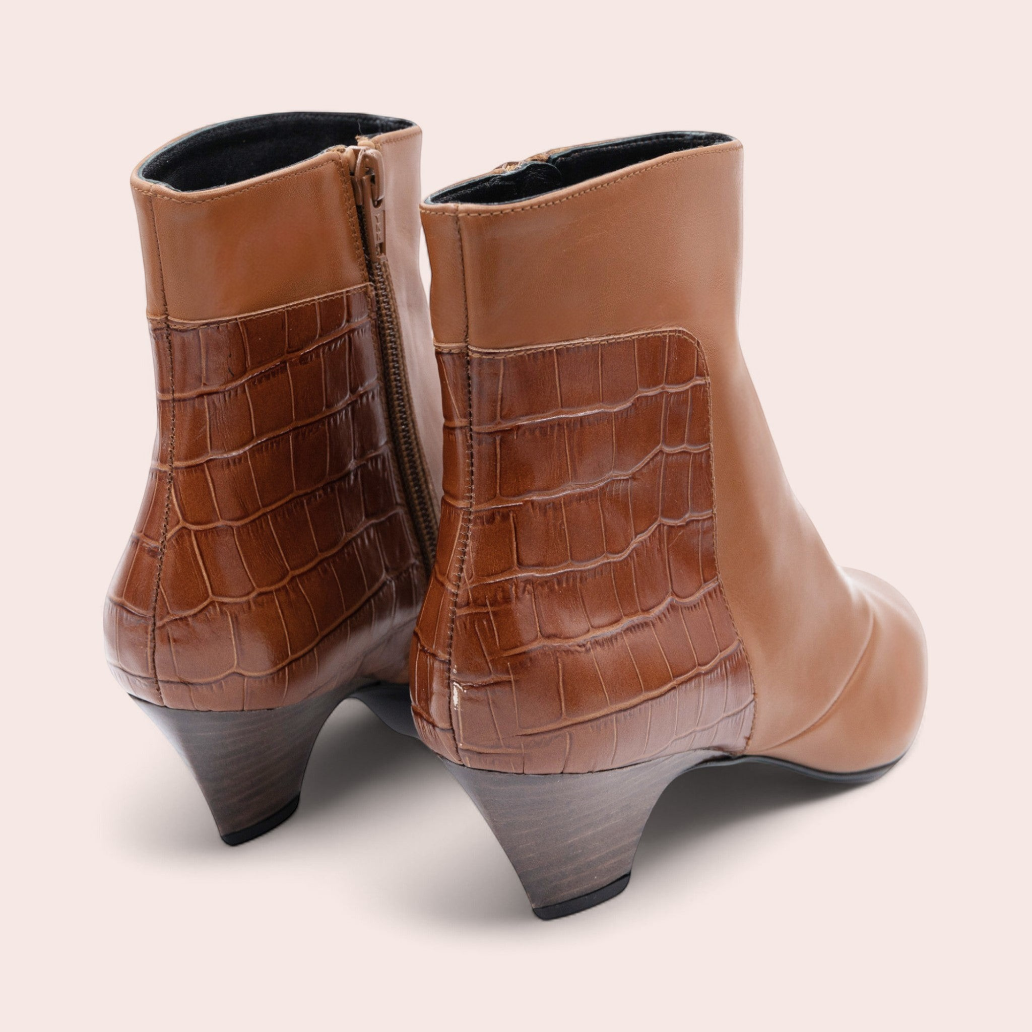 Bottines femme Purdey en cuir lisse et cuir gravé croco camel avec talon signature de 50mm, vue arrière