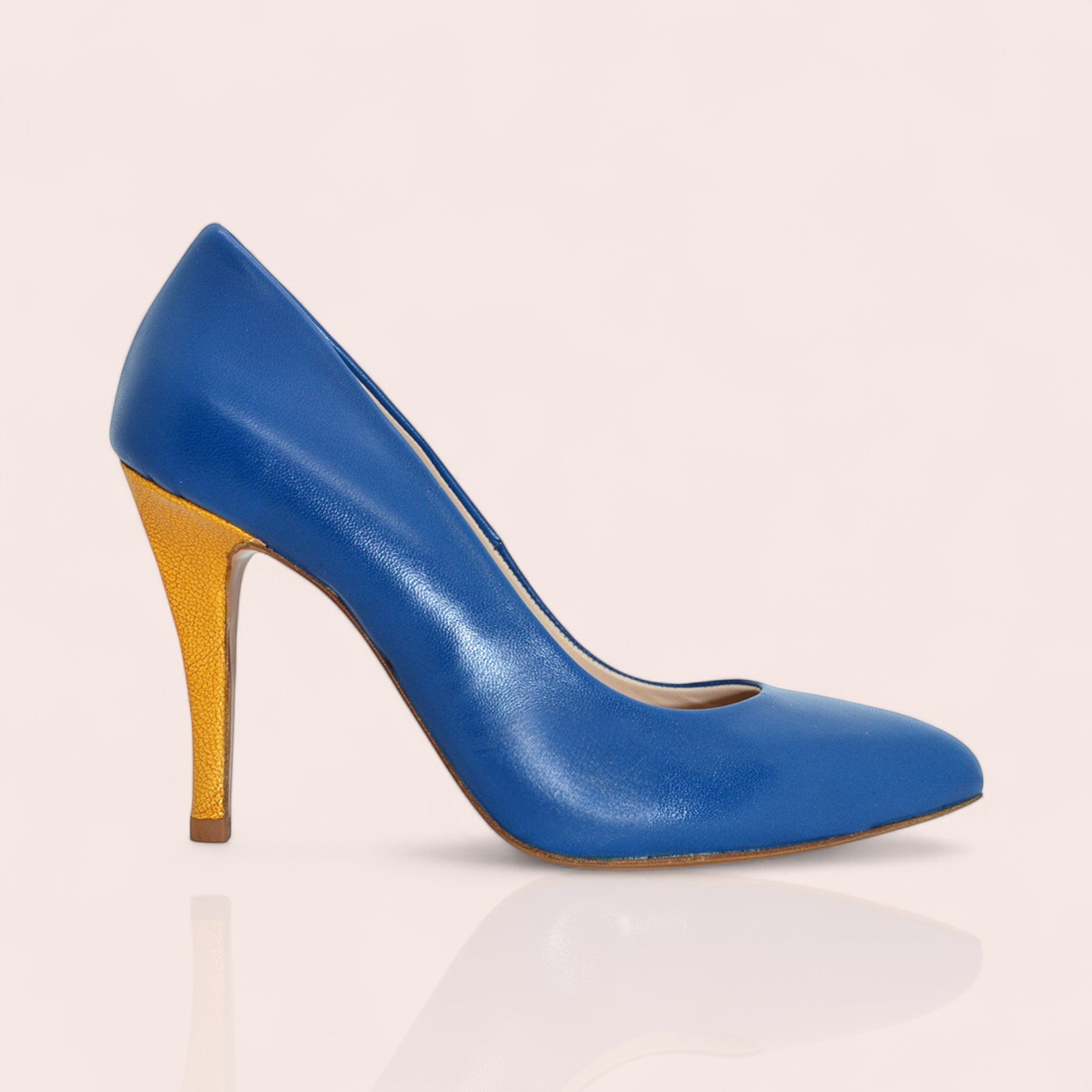 Escarpin PUMP Karine Arabian en cuir lisse bleu royal avec talon aiguille vernis moutarde de 95mm