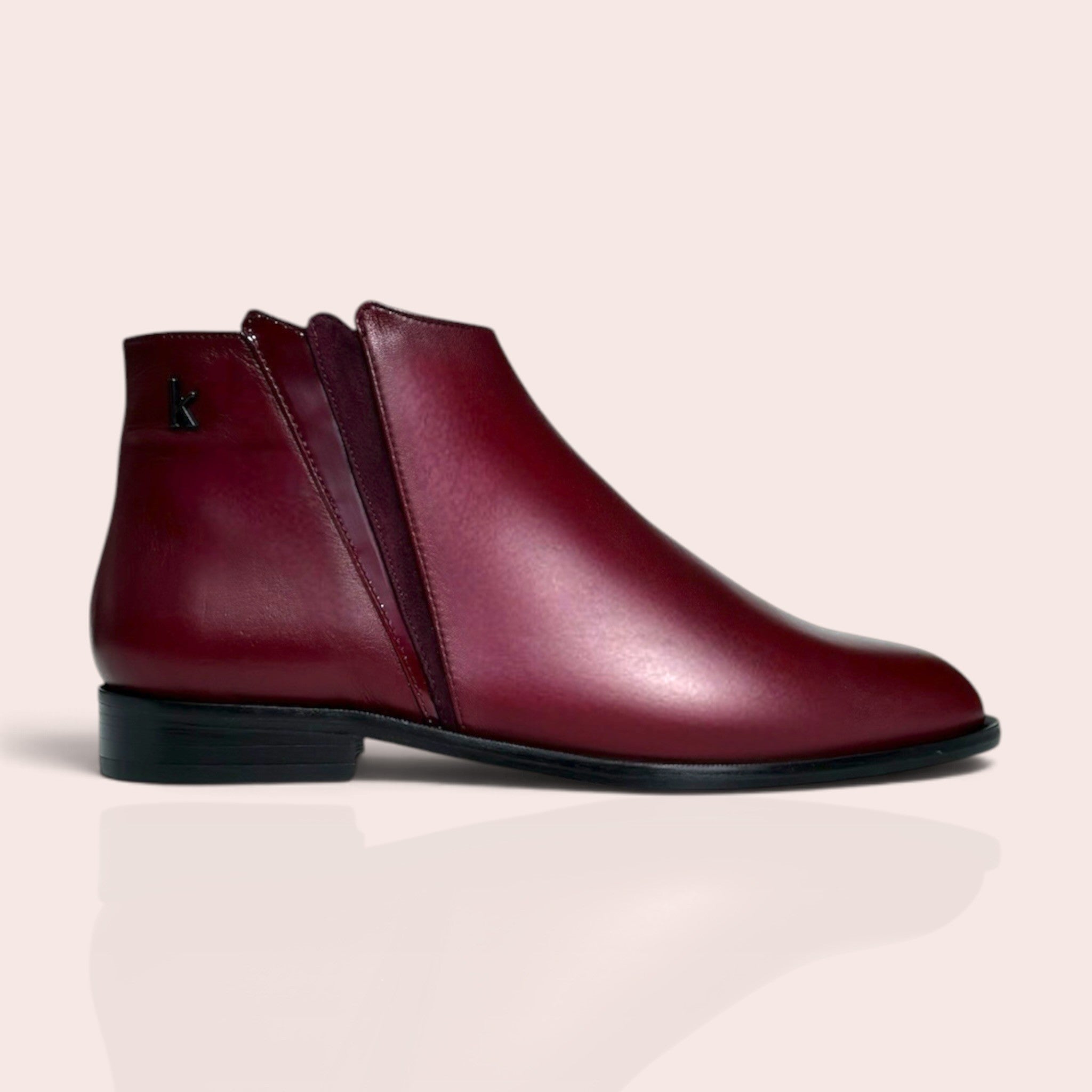 Bottines plates pour femme en cuir bordeaux avec empiècement élastique latéral et petit talon noir