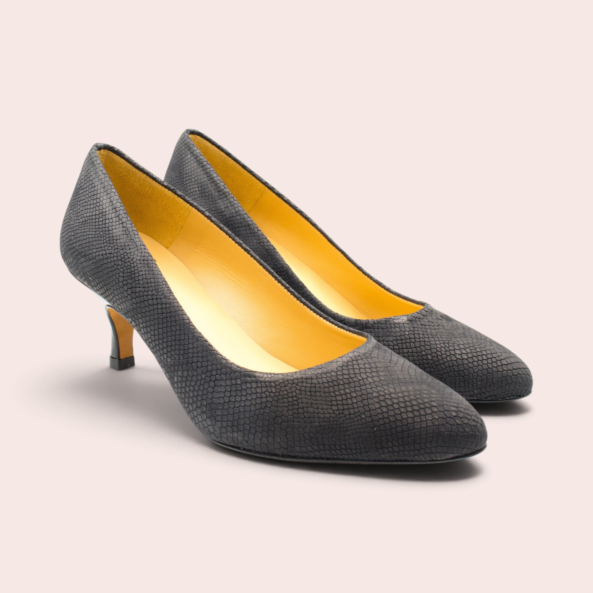 Escarpins Fanny Karine Arabian en cuir noir effet lézard avec talon de 47mm et intérieur en cuir jaune