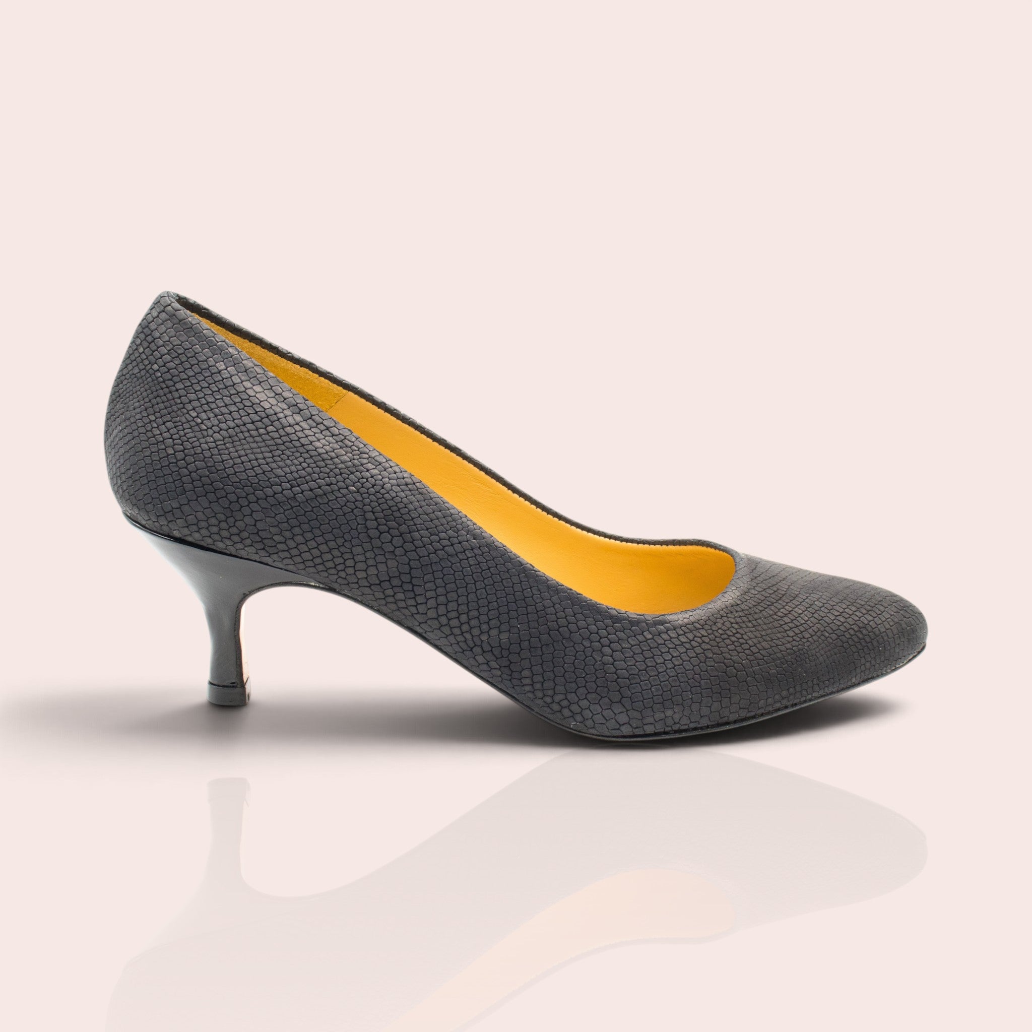 Escarpin Fanny Karine Arabian en cuir noir imprimé lézard avec talon de 47mm et doublure intérieure jaune