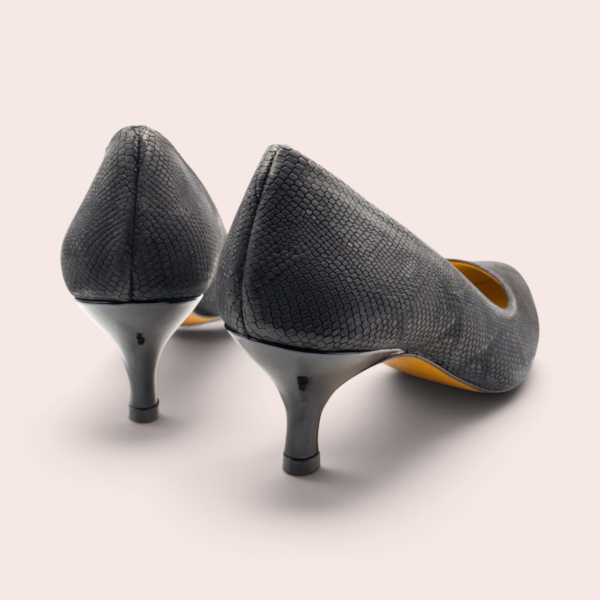 Escarpins Fanny Karine Arabian en cuir noir effet lézard avec talon de 47mm, vue arrière