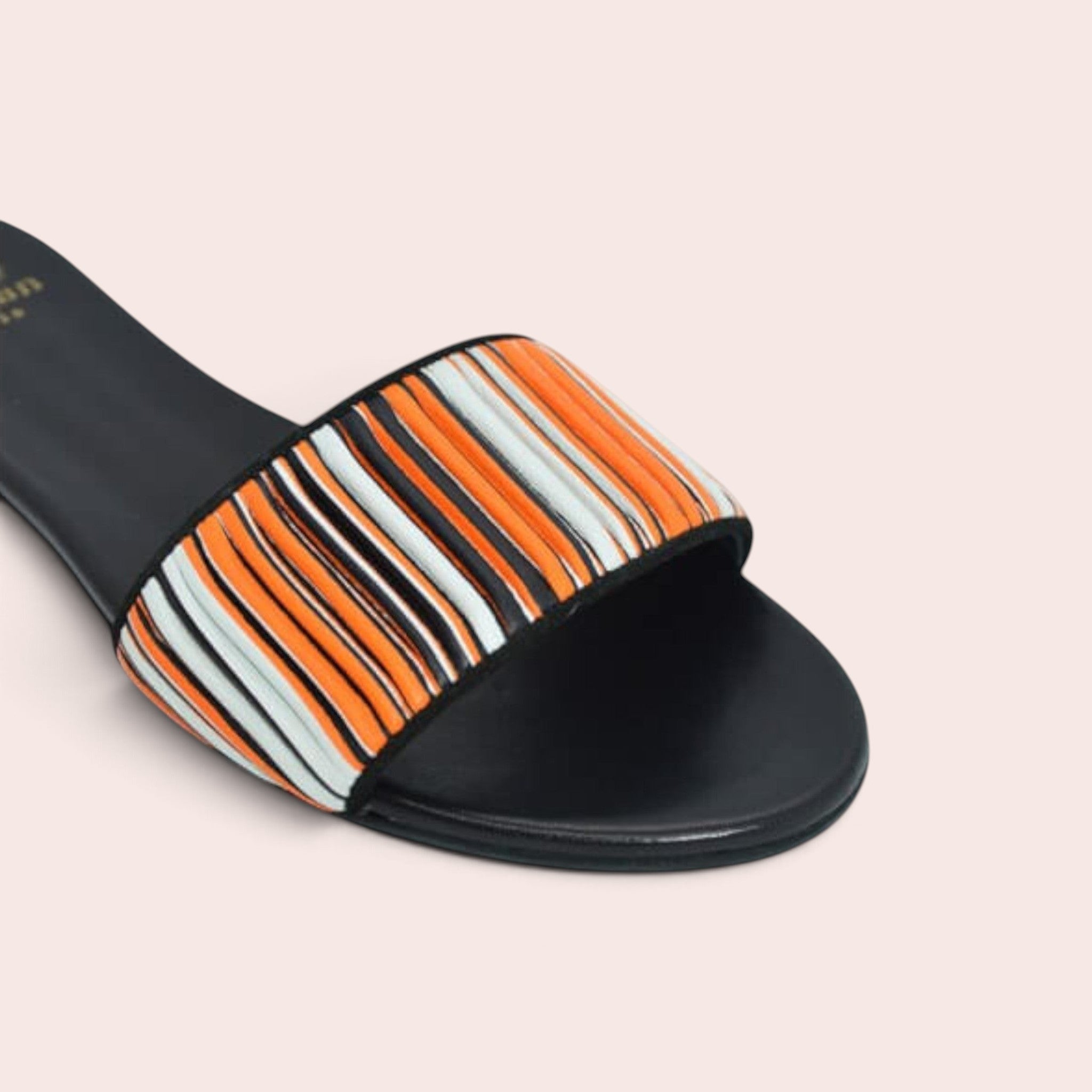 Mule plate SALLY Karine Arabian en cuir souple froncé rayé orange, blanc et noir avec semelle intérieure noire