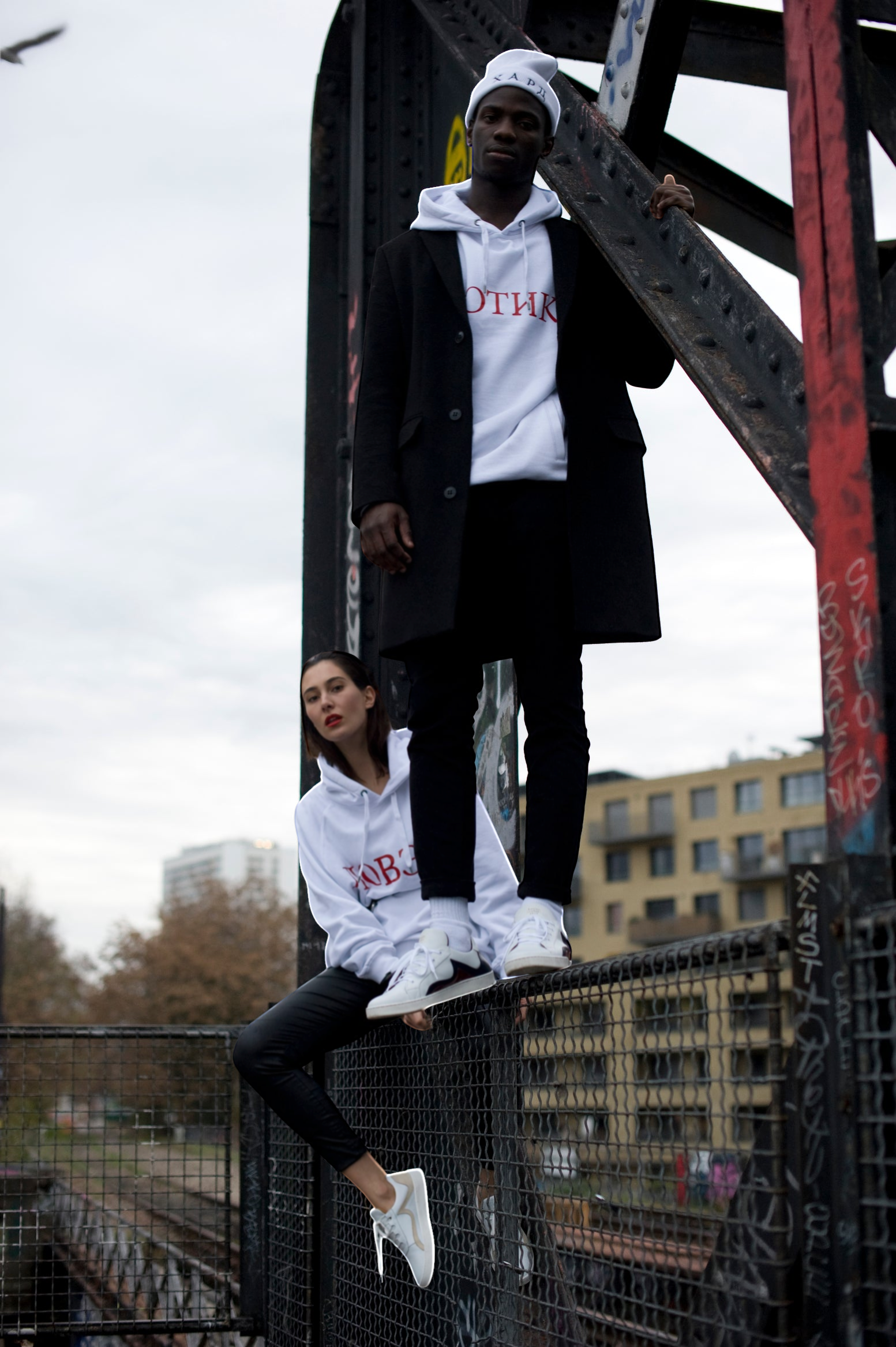 White leather sneakers with navy and burgundy accents, featuring a sleek design and comfortable fit.